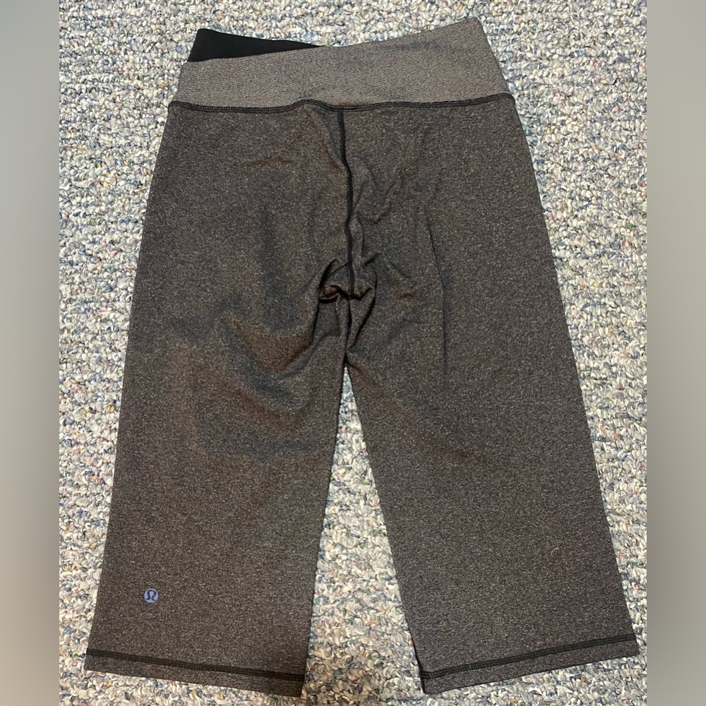 Lululemon cropped gray bottoms, size 4